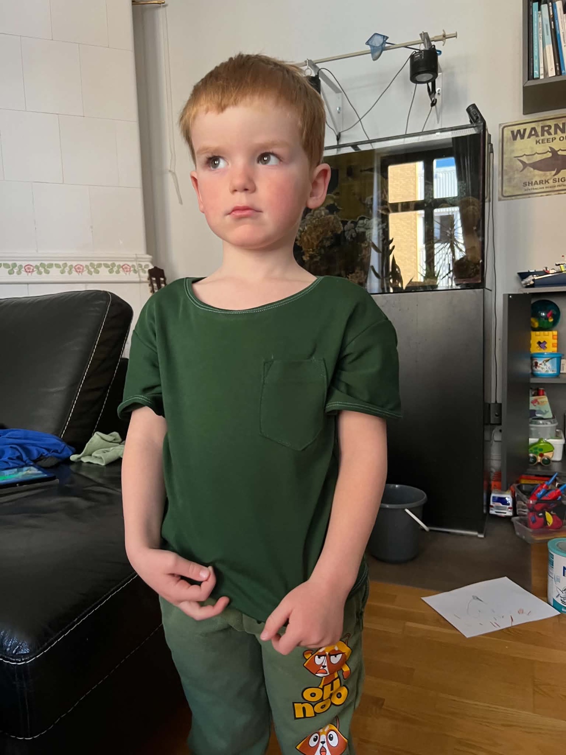 Grön t-shirt buren i vardagen