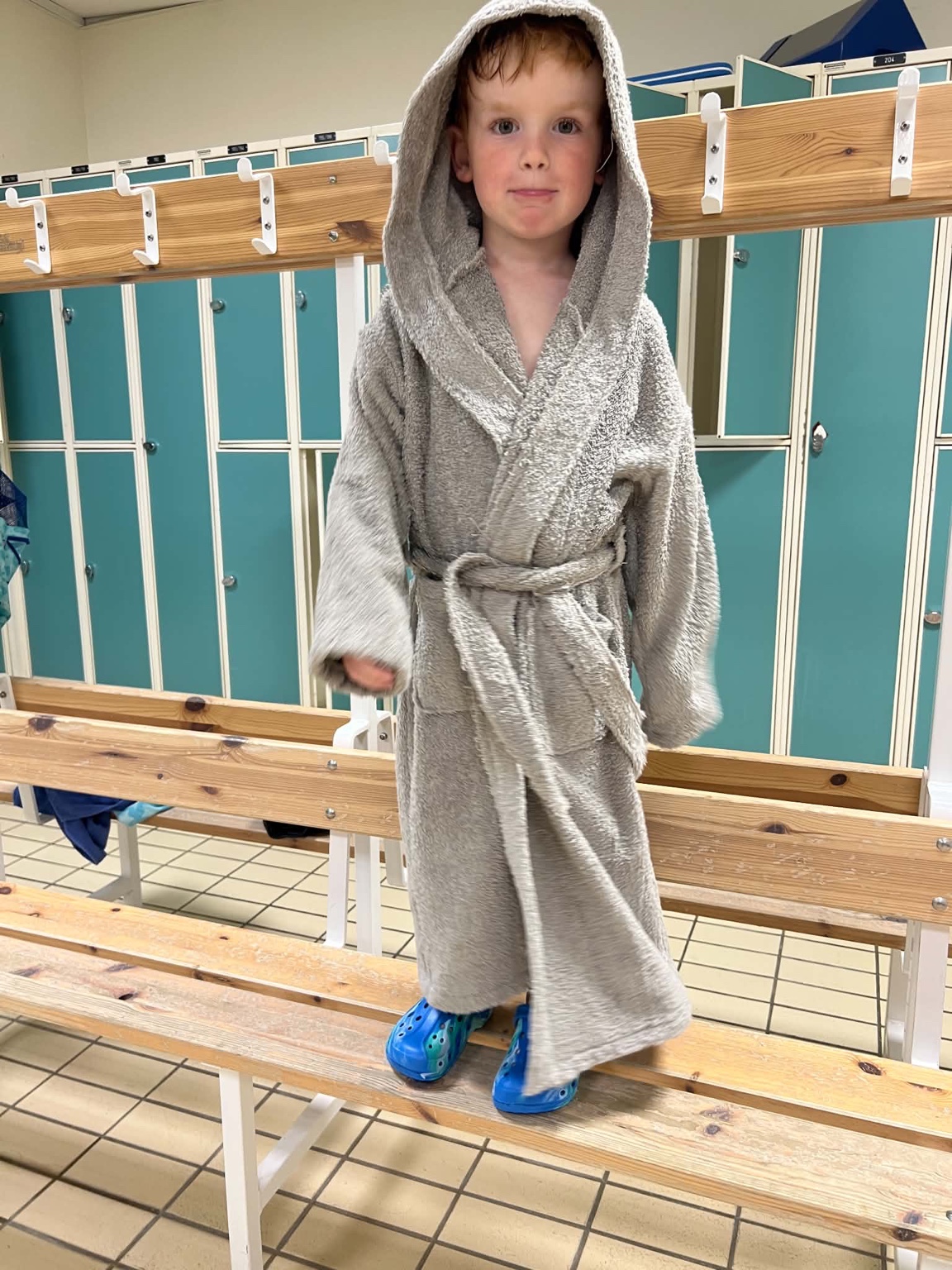 Grå morgonrock med huva, buren efter badet